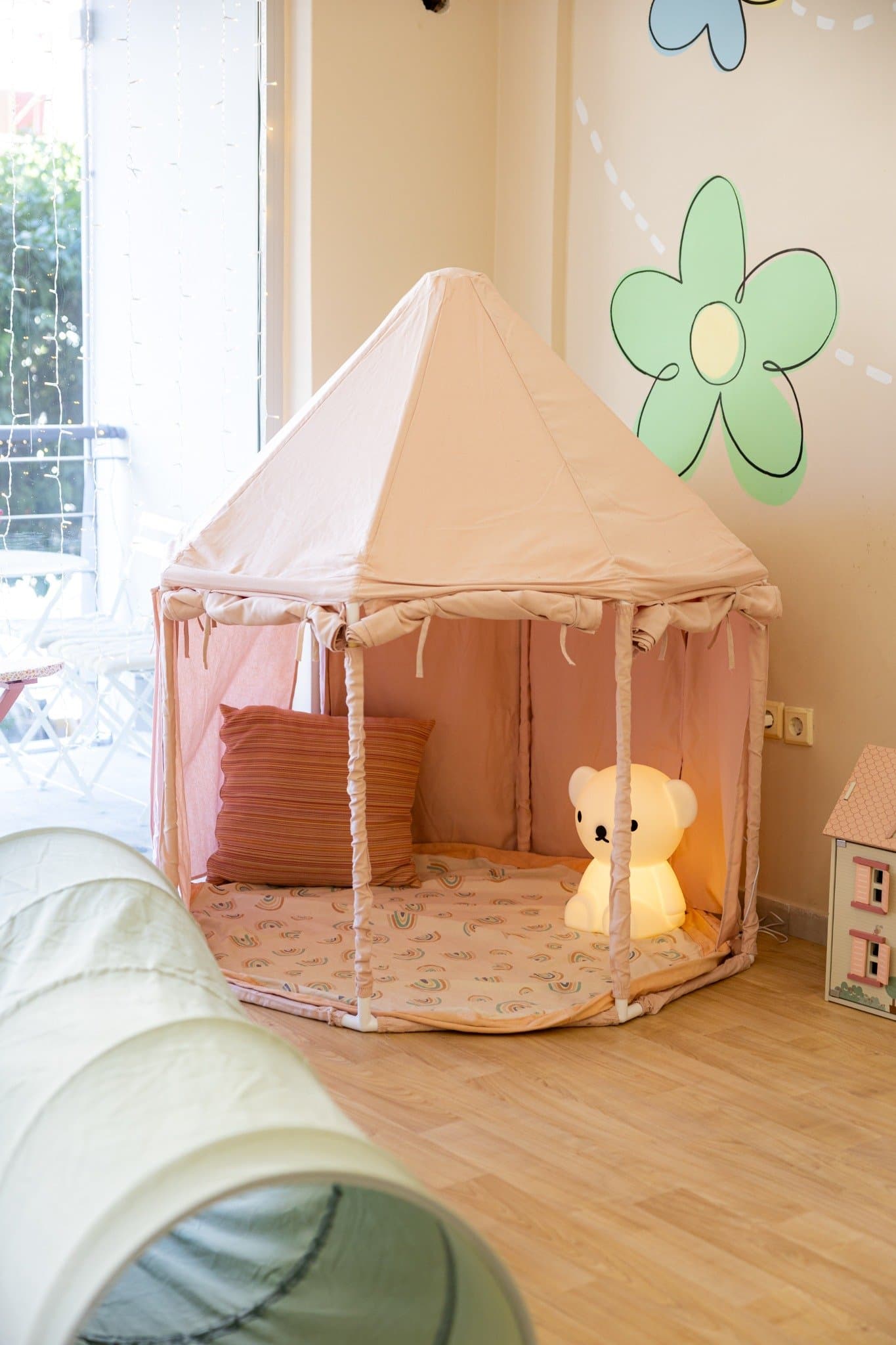 Ζεστή ροζ σκηνή με φωτιστικό αρκουδάκι