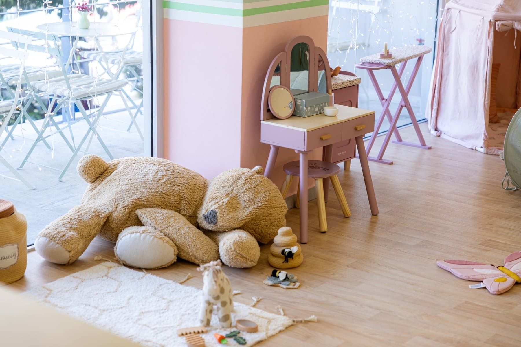 Ζεστή γωνιά με γιγάντιο αρκουδάκι