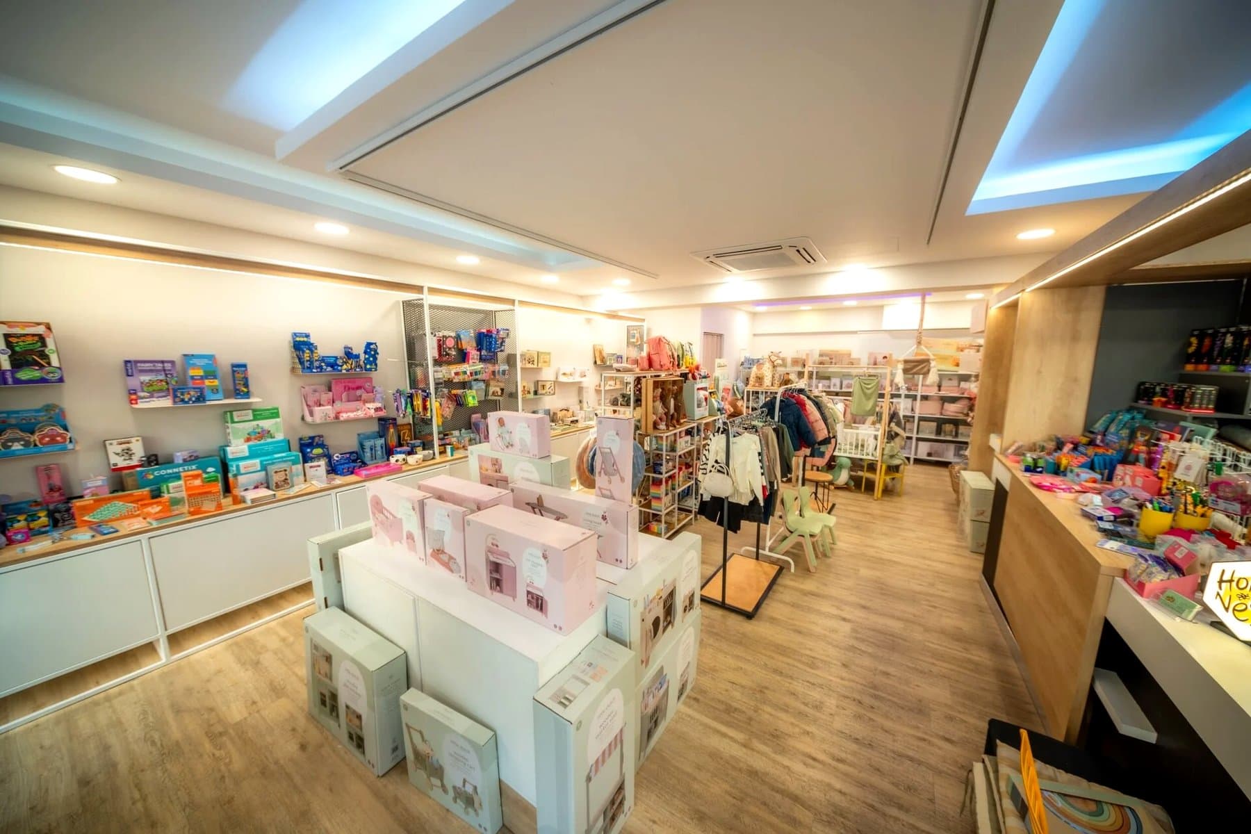 Το concept store του Honey Nest — ράφια με επιλεγμένα παιχνίδια και δώρα