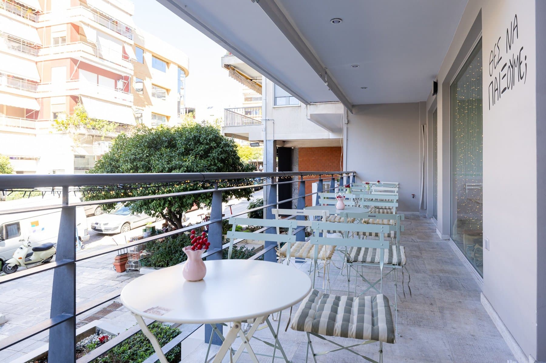 Μπαλκόνι με καθίσματα στο Honey Nest