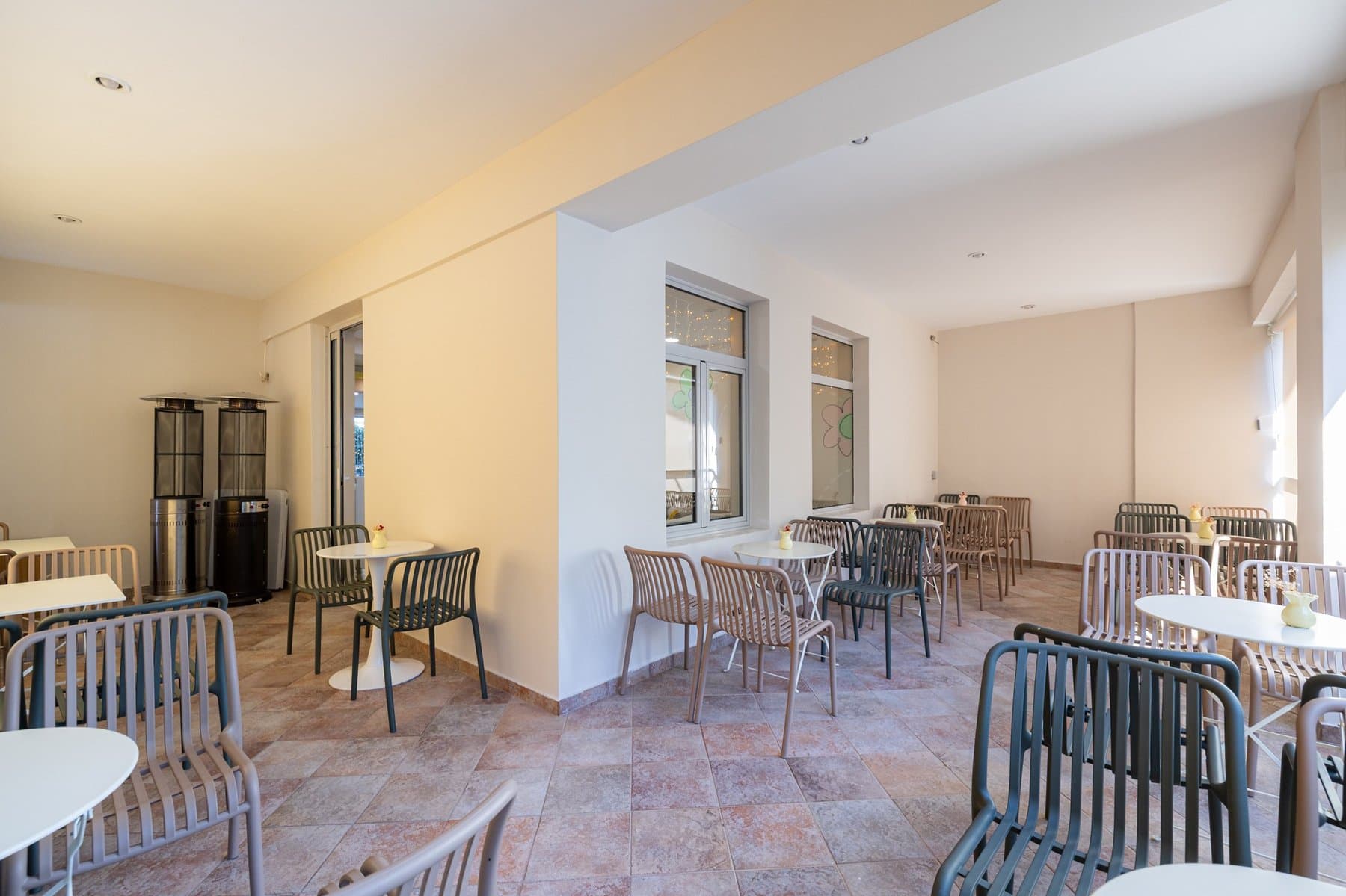 Χώρος καθιστικού με απαλά χρώματα