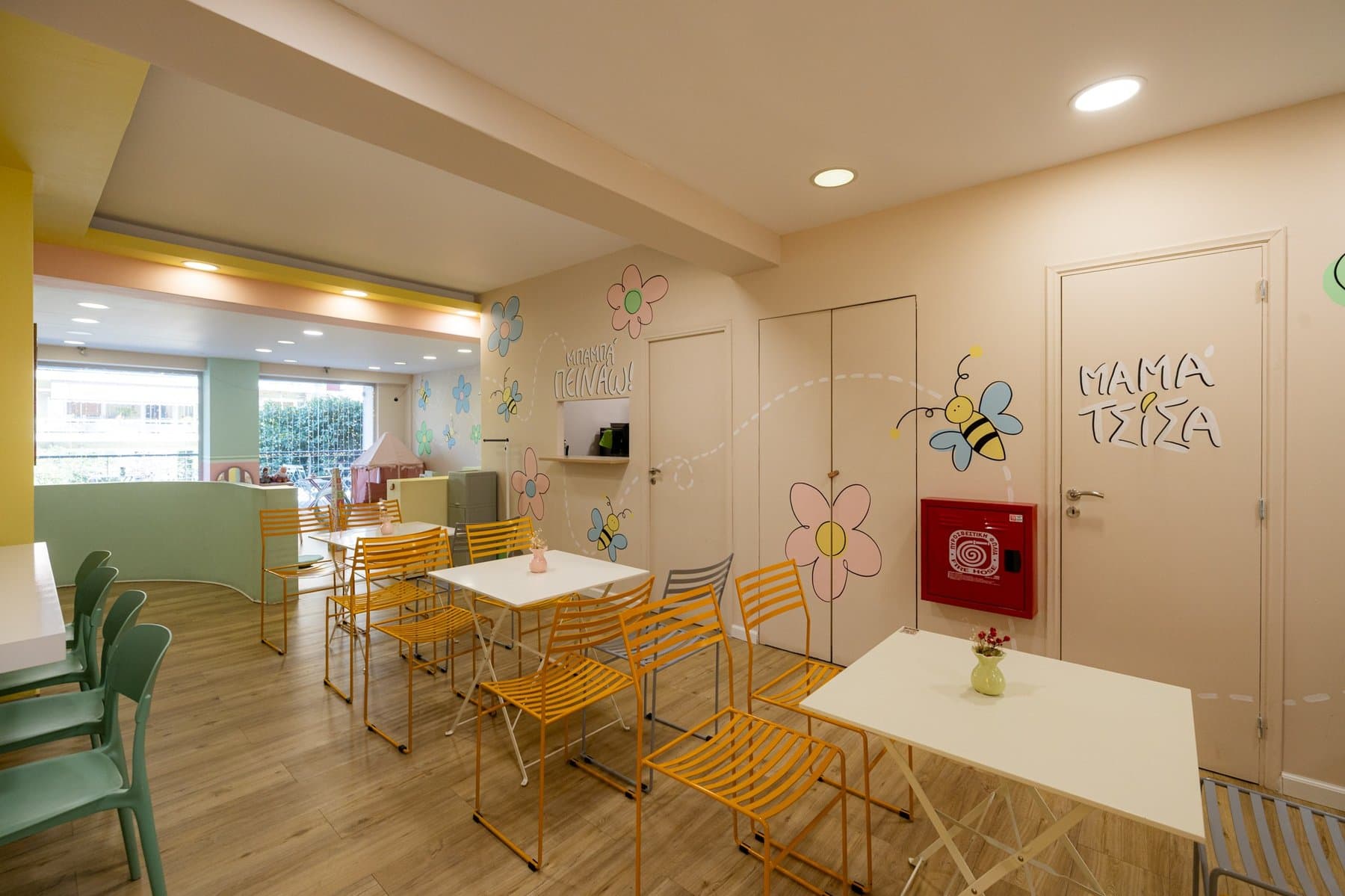 Το café με πολύχρωμες καρέκλες